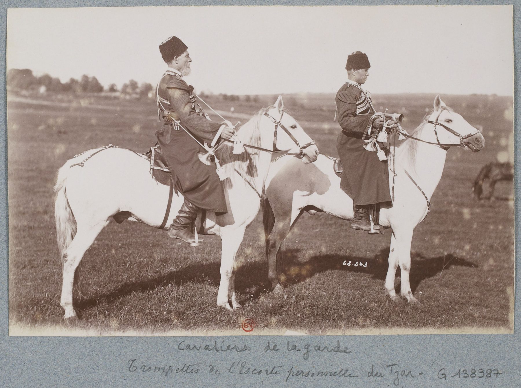 Трубачи Собственного Его Императорского Величества Конвоя верхом, 1892 год: сёдла с чепраками, обшитыми галуном